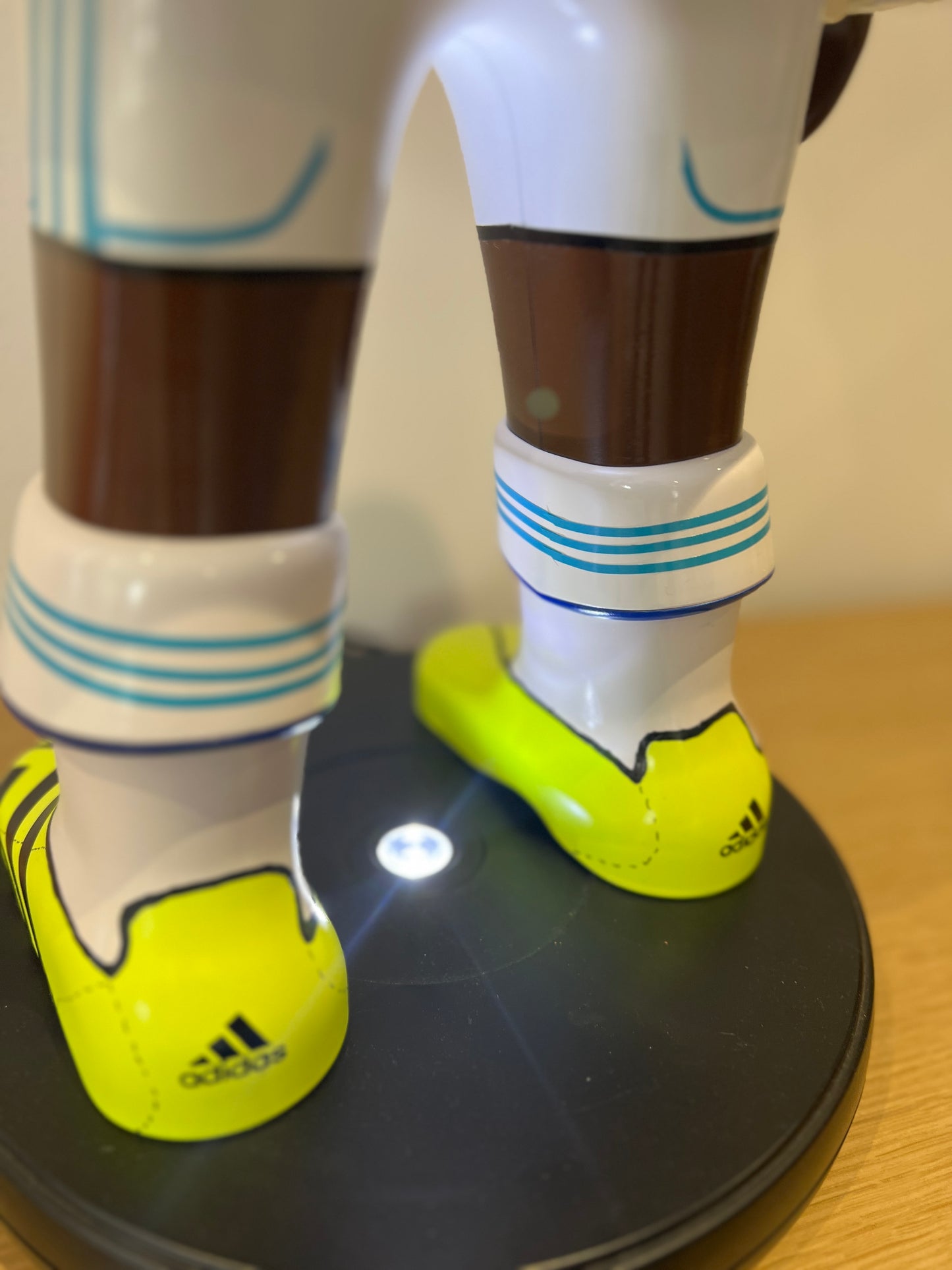 Sculpture Pop Art Playmobil XXL OM - joueur de football