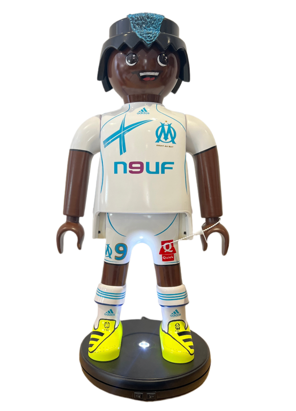 Ton Playmobil XXL JOUEUR DE FOOTBALL MARSEILLE OM

Découvrez le monde incroyable d'Artoys Designer, où votre Playmo métier devient la véritable effigie publicitaire de votre entreprise, représentative de votre travail !

Que vous soyez peintre, cuisinier, pompier, policier, joueur de football, ou autre, Vanessa Fodera vous représente à partir d’un Playmobil XXL de 65 cm de haut.

Imaginez une mascotte d'entreprise ou un Playmobil géant qui vous représente parfaitement dans votre métier, placée à l'ac