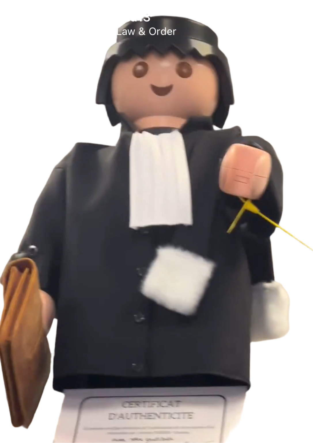 **Ton Playmobil XXL Avocat
Découvrez le monde incroyable d'Artoys Designer, où votre Playmo métier devient la véritable effigie publicitaire de votre entreprise, représentative de votre travail !

Que vous soyez peintre, cuisinier, pompier, policier, joueur de football, ou autre, Vanessa Fodera vous représente à partir d’un Playmobil XXL de 65 cm de haut.

Imaginez une mascotte d'entreprise ou un Playmobil géant qui vous représente parfaitement dans votre métier, placée à l'ac