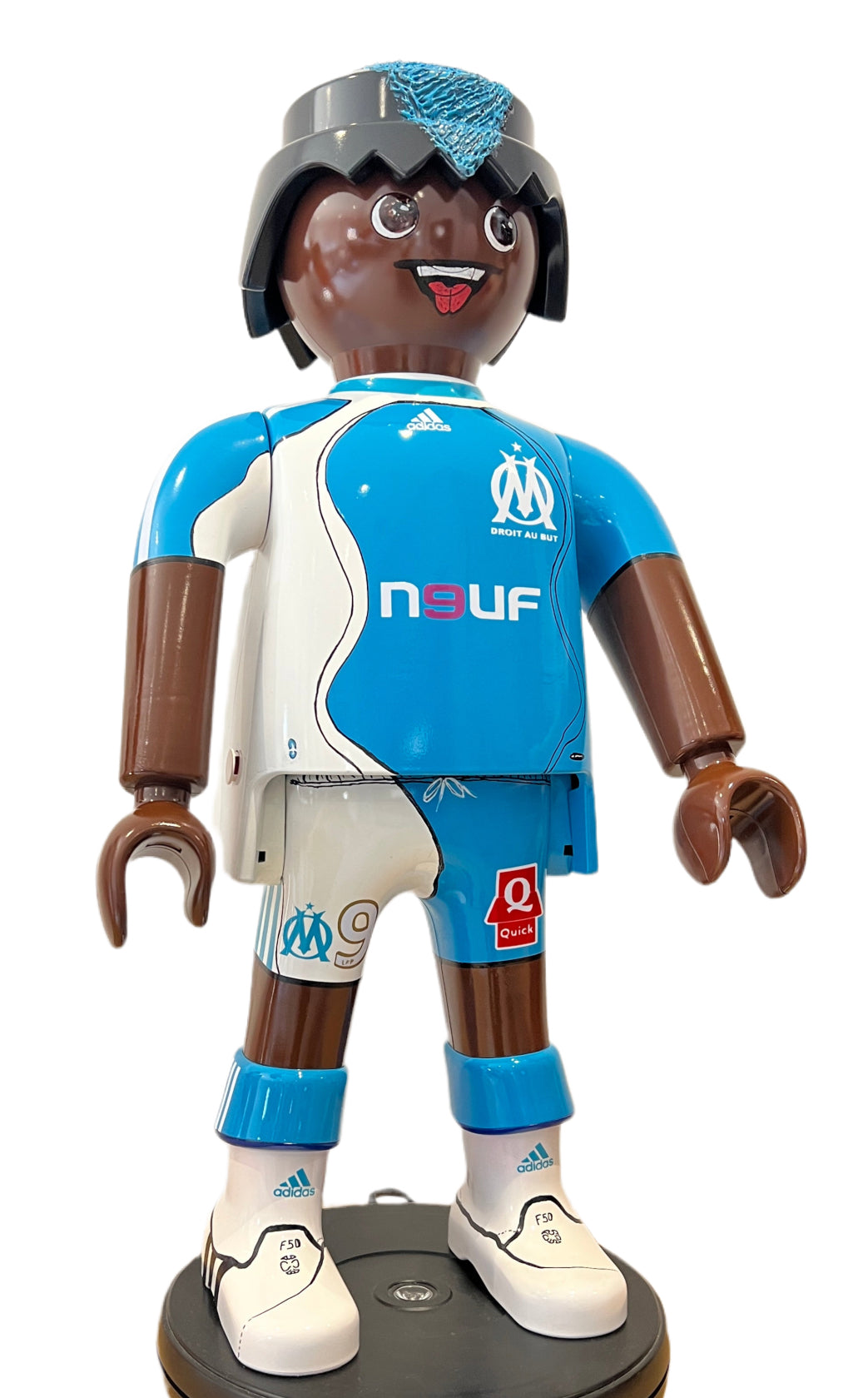 Ton Playmobil XXL JOUEUR DE FOOTBALL MARSEILLE OM
!**

Découvrez le monde incroyable d'Artoys Designer, où votre Playmo métier devient la véritable effigie publicitaire de votre entreprise, représentative de votre travail !

Que vous soyez peintre, cuisinier, pompier, policier, joueur de football, ou autre, Vanessa Fodera vous représente à partir d’un Playmobil XXL de 65 cm de haut.

Imaginez une mascotte d'entreprise ou un Playmobil géant qui vous représente parfaitement dans votre métier, placée à l'ac